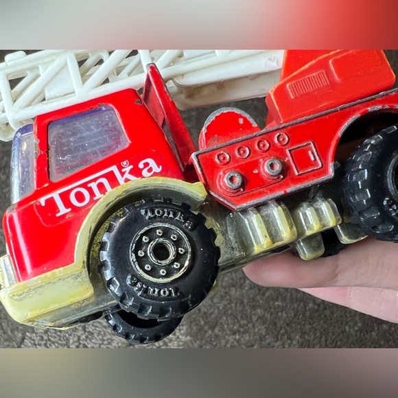 1992 Vintage Tonka Fire Truck Engine with Ladder Metal & Plastic Vehicle Toy - Picture 10 of 12